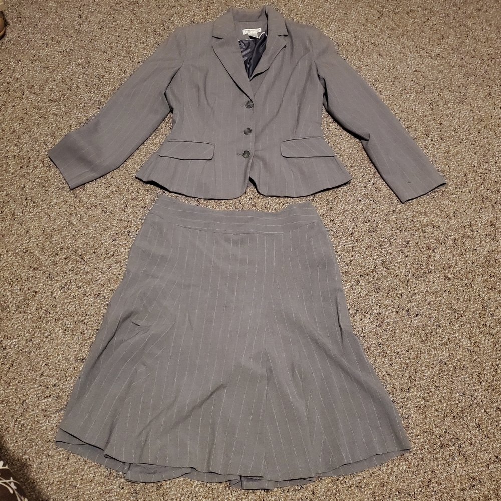 Worthington Skirt suite